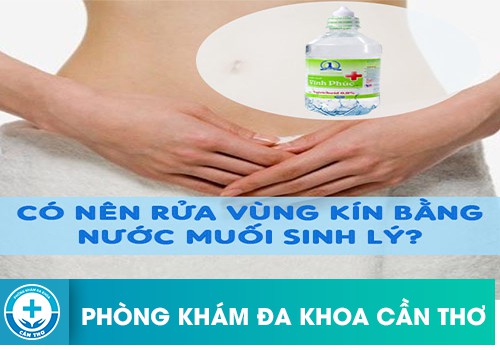 sử dụng nước muối vệ sinh vùng kín có hại hay không?